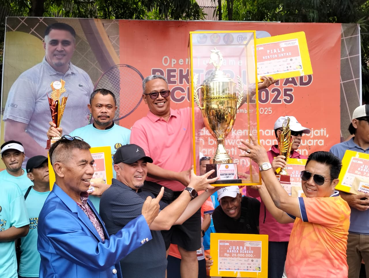 Penyerahan Piala Juara oleh Rektor