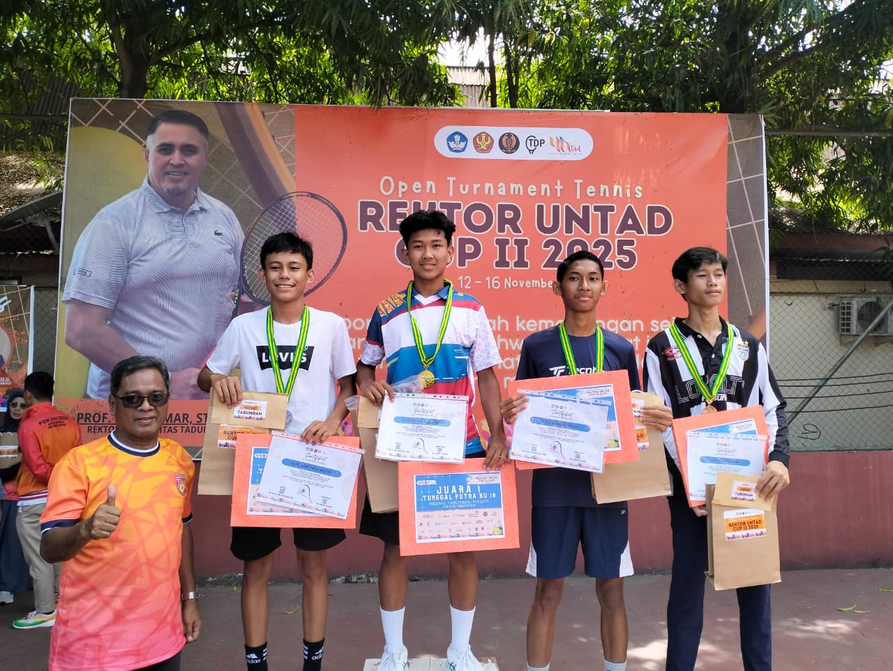 Juara 1-3 Kategori Tunggal Putra KU 18